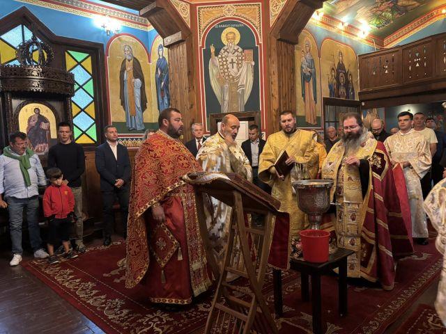 Църквата „Преображение Господне“ – изцяло от дърво, в алпийски стил – е не само духовен център, но и едно от емблематичните места в курорта