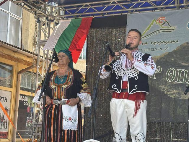 Сцената събра танцови и певчески състави от цялата страна